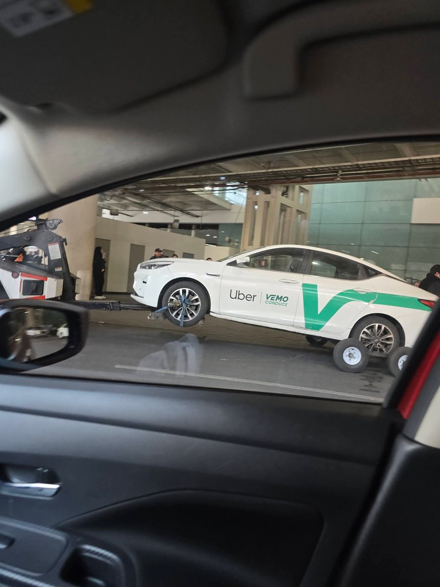 ElPaido's tweet image. El entrenamiento y la pericia de los elementos de la Guardia Nacional Mexicana les permitieron, sin indicio alguno, identificar que ese vehículo era un Uber que no respeta la ley.
Con acciones como esta, la transformación avanza.

#sarcasm