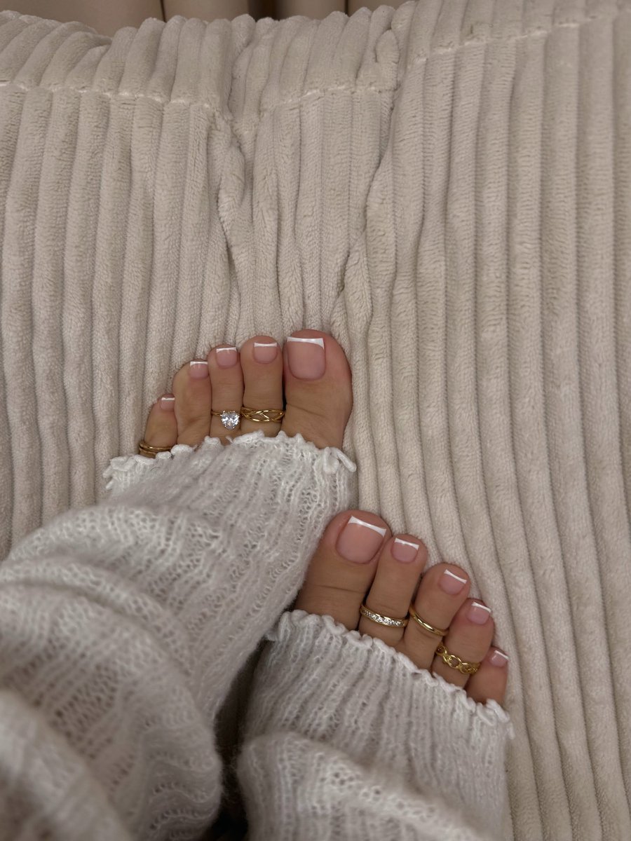 FeetStudio1's tweet photo. THIRSTY THURSDAY 💎
@iamsimplyem ‘s toes are so perfect, so magnificent, so clean and those pedicures that this girl shares with us look SO DAMT TASTY 😍😍😍🤍 https://t.co/14OAj1L5TJ