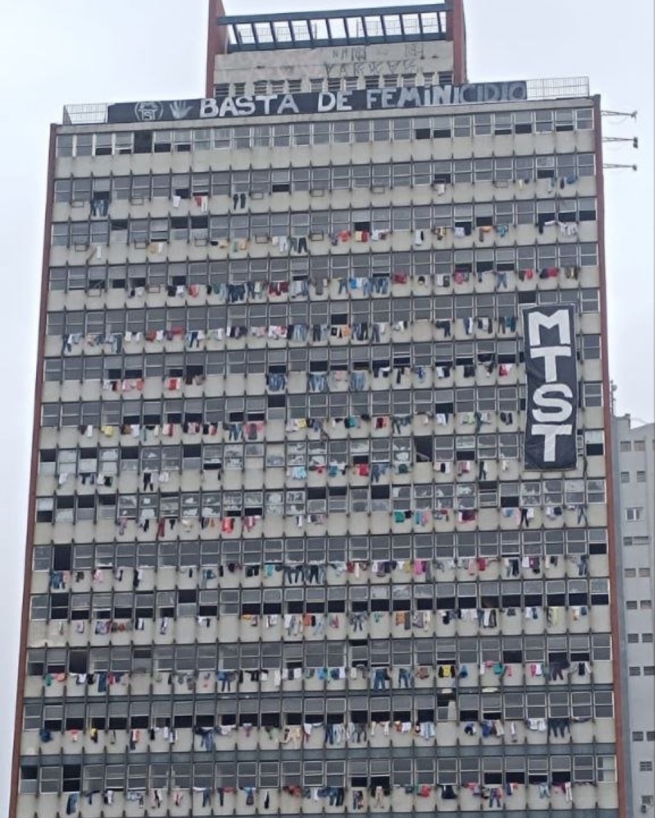 📍PORTO ALEGRE

Moradores da Ocupação Maria da Conceição Tavares, do MTST, exibem 1568 peças de roupas nas janelas do prédio, cada uma dessas peças remete a vida de uma mulher assassinada em 2025 no Brasil.

É urgente agirmos para preservar a vida das mulheres.
