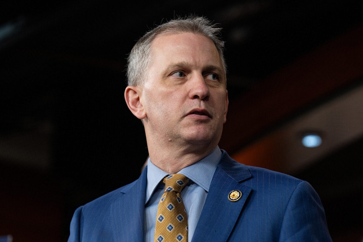 Roll Call tweet media