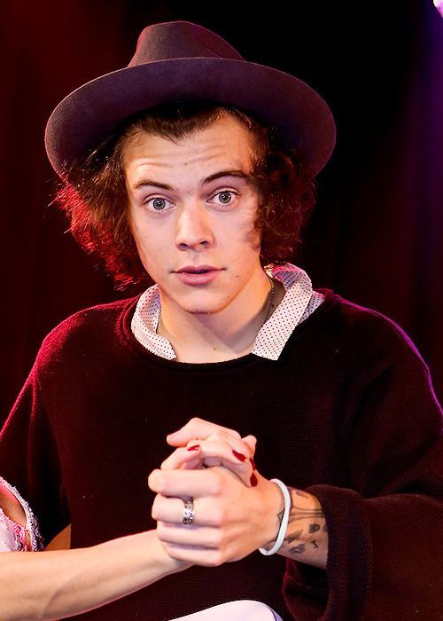 WhyLarryIsReal tweet media