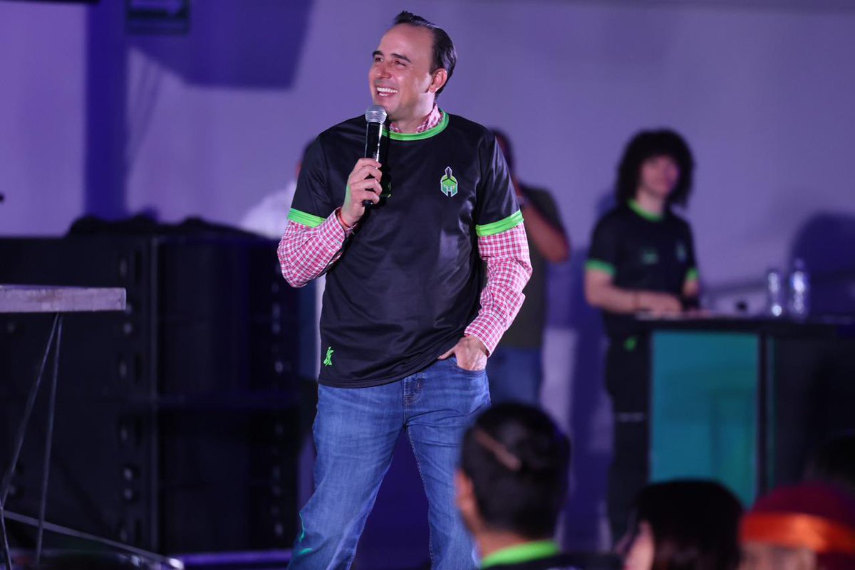 Siempre es un gusto compartir las buenas experiencias con los jóvenes de Coahuila. Aquí en #Torreón en el congreso de liderazgo juvenil #300PaDelante 🤠💪🏼