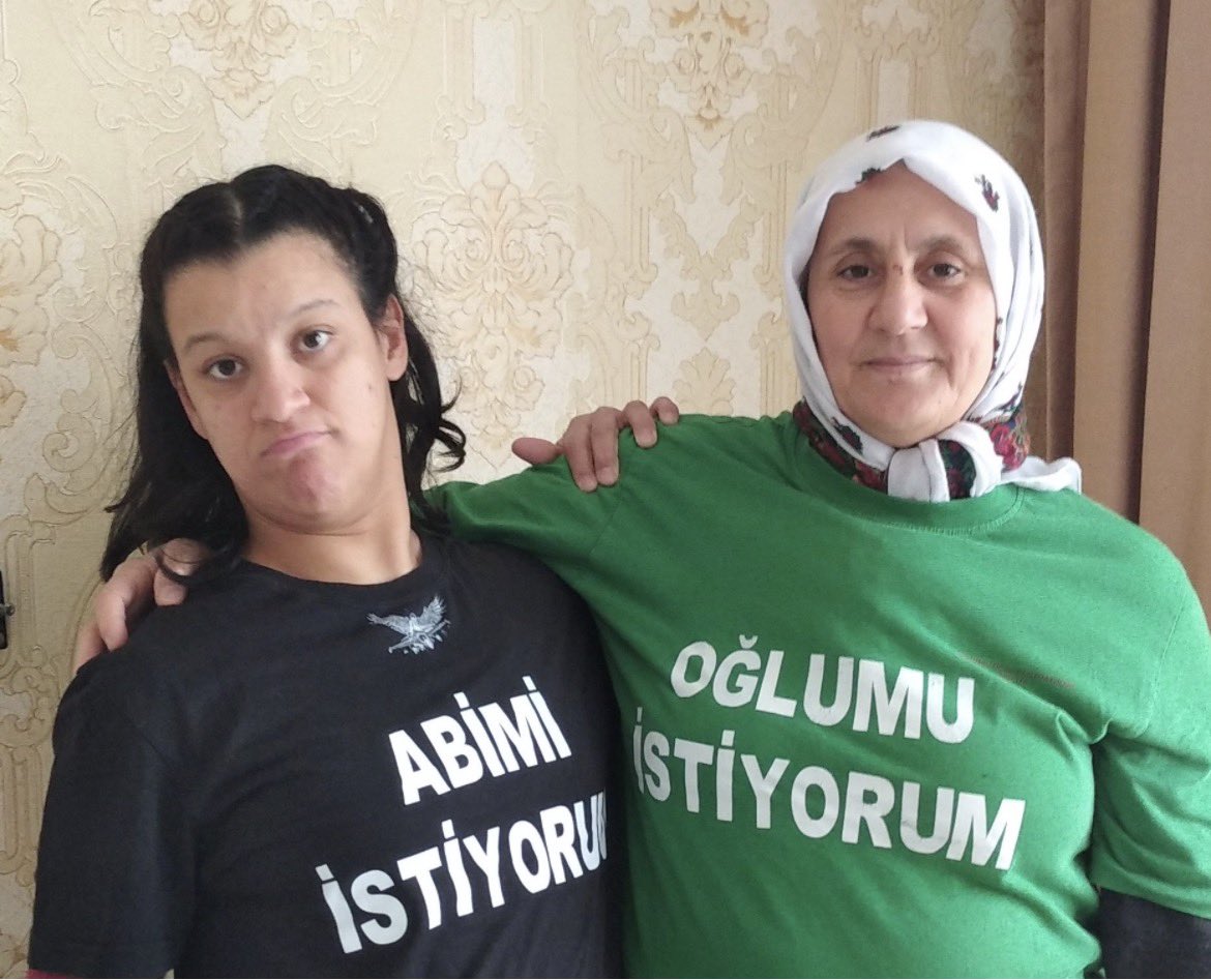 Kendim için ağlamayı, kendimi düşünmeyi yıllar önce bıraktım. Ağlayarak hiçbir sorunun çözülemeyeceğini, duygularla hareket ederek de kimseye hiçbir şey yaptırılacağını gözlemledim.! 
#YarınBayram