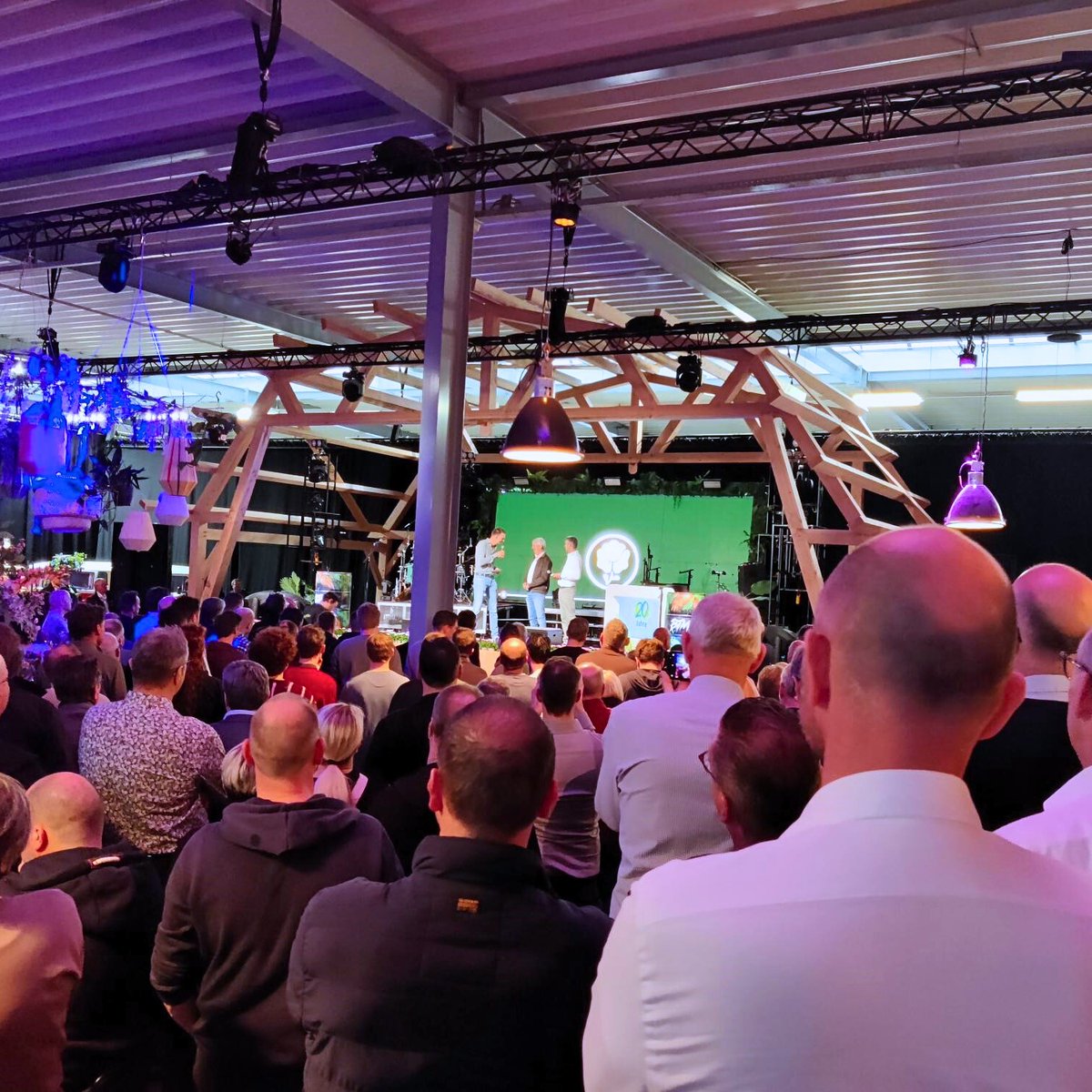 VYNCKE_NV's tweet image. 🌿 Congrats to Emsflower on 20 years🌸

Last week, we joined the anniversary celebrations, where visitors got a BTS look at Europe’s largest bedding and potted plant producer, and we were able to support Emsflower Hilft Afrika e.V.

#Vyncke #CleanEnergyTechnology