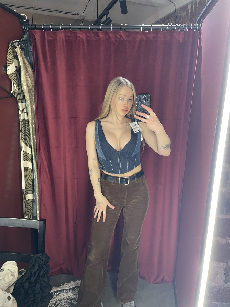 самка медоеда tweet media