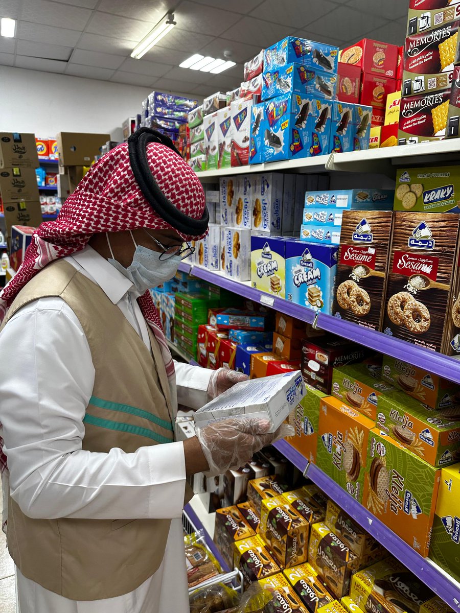 قامت إدارات الخدمات متمثلة بقسم صحة البيئه .
من أجل تطبيق الاشتراطات الصحية وتحقيق السلامة الغذائية.
بمتابعة  منشآت تقديم الحلويات تزامنا مع دخول عيد الفطر المبارك وذلك للتأكد من تطبيق الاشتراطات البلدية 🍬#بلدية_بداء 
#عيد _ الفطر _المبارك 
#أمانة _منطقة _تبوك