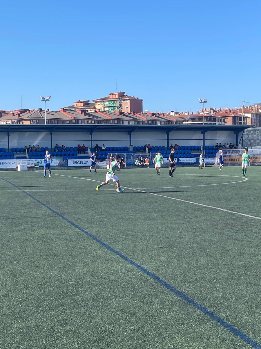 🚨Gure Gazteak A-k zubi honetan dituen bi partiduen artean bat jokatu du jada! ⚽🌞
-----------
Nuestro Juvenil A ya ha disputado uno de los dos partidos que tiene este puente. 

Mungia "B" 3 Gazteak A 2

Gol-egileak:
Ezkurra ⚽️ 
Gartzia ⚽️ 

AUPA URRE!!!💚🤍