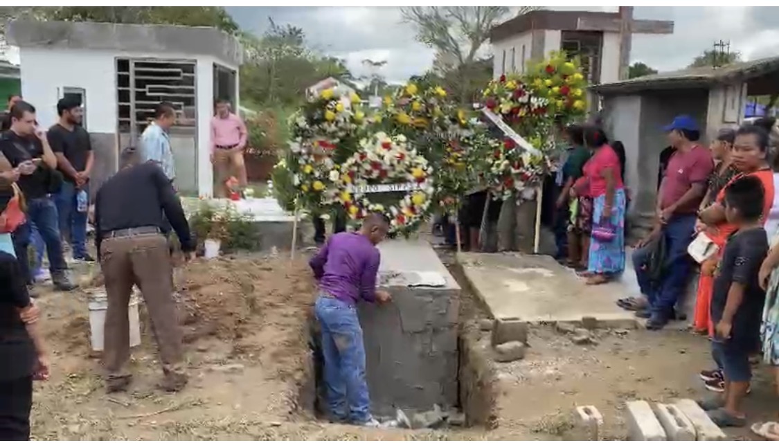 En el municipio de Cunduacán fue sepultado esta mañana otra de las cinco víctimas mortales del incendio en la #refineríaOlmeca.

Se trata de Ezequiel Ramírez, padre de tres hijos y abuelo de tres menores, cuyos restos fueron llevados al panteón de la ranchería Tierra y Libertad,