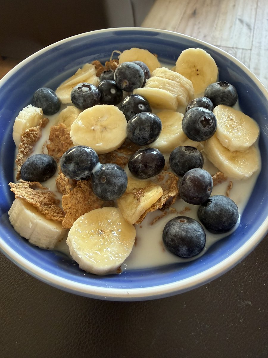 JohnHuyton's tweet photo. Breakfast: simply Kelloggs fruit ‘n’ fibre 🥣 banana 🍌 &amp; blue berries 🫐. 

Meal intake approx. 367 calories
Nutracheck App calories verified 📲

#protien #anixety #mentalhealth #lifestylechanges #threemoretogo #7stonelost #diabetes #2026Goals #UFB #ProudMoment https://t.co/Vtj13j2ZZd