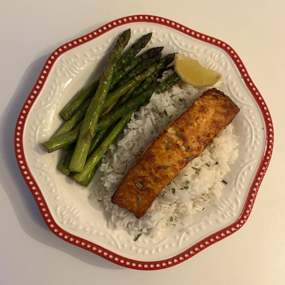 ysdhii's tweet image. Dernier ftour donc ftour léger ! 

Pavé de saumon bien doré, asperges croquantes et riz parfumé au citron 🍋 #miam #jaimetropça