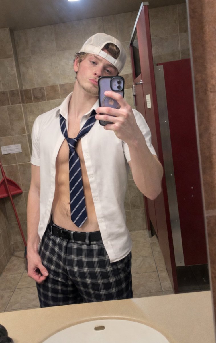 gavinshade6's tweet photo. Who’s helping me with my homework tonight? https://t.co/GOUa2DBy90