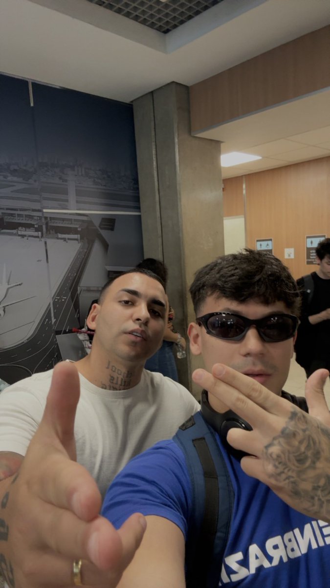 apolloemici's tweet photo. Chegando no aeroporto em SP
Olha quem eu encontro do nada kkkkkkk https://t.co/ROlWrbZ0gY