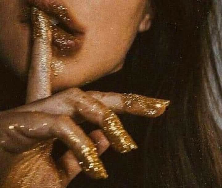 جب اک عورت خود اپنی مالک ہوتی ہے،
تو آپ اُس کی زندگی میں شامل ہو سکتے ہیں یا اُس سے جا سکتے ہیں
آپ اُس کی تعریف کر سکتے ہیں یا اُس پر تنقید کر سکتے ہیں
اور وہ، وہ آپ کو مہربانی سے خوش آمدید کہے گی یا الوداع کہے گی
وہ آپ کا شکریہ ادا کرے گی اور آپ کے تاریک پہلوؤں کو سمجھے گی