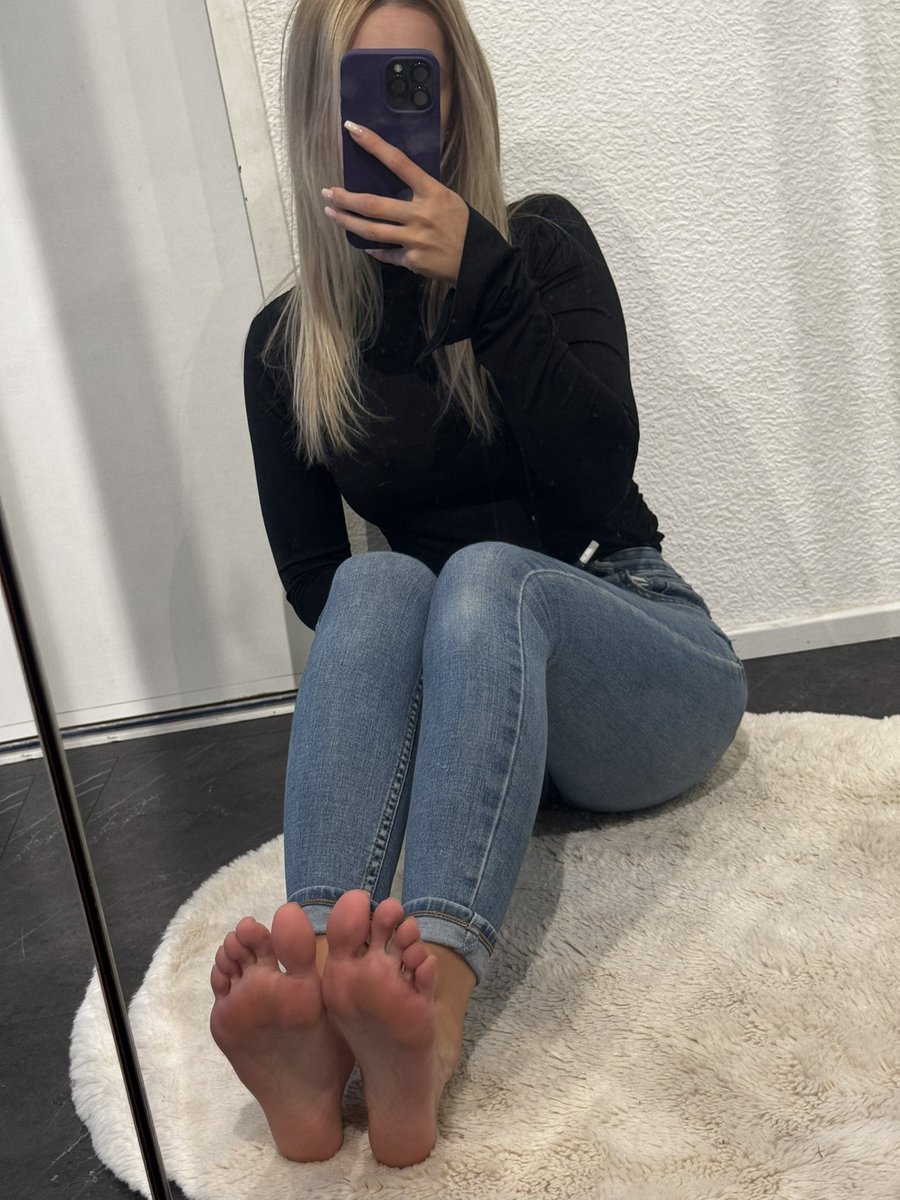 Emily Moore tweet media