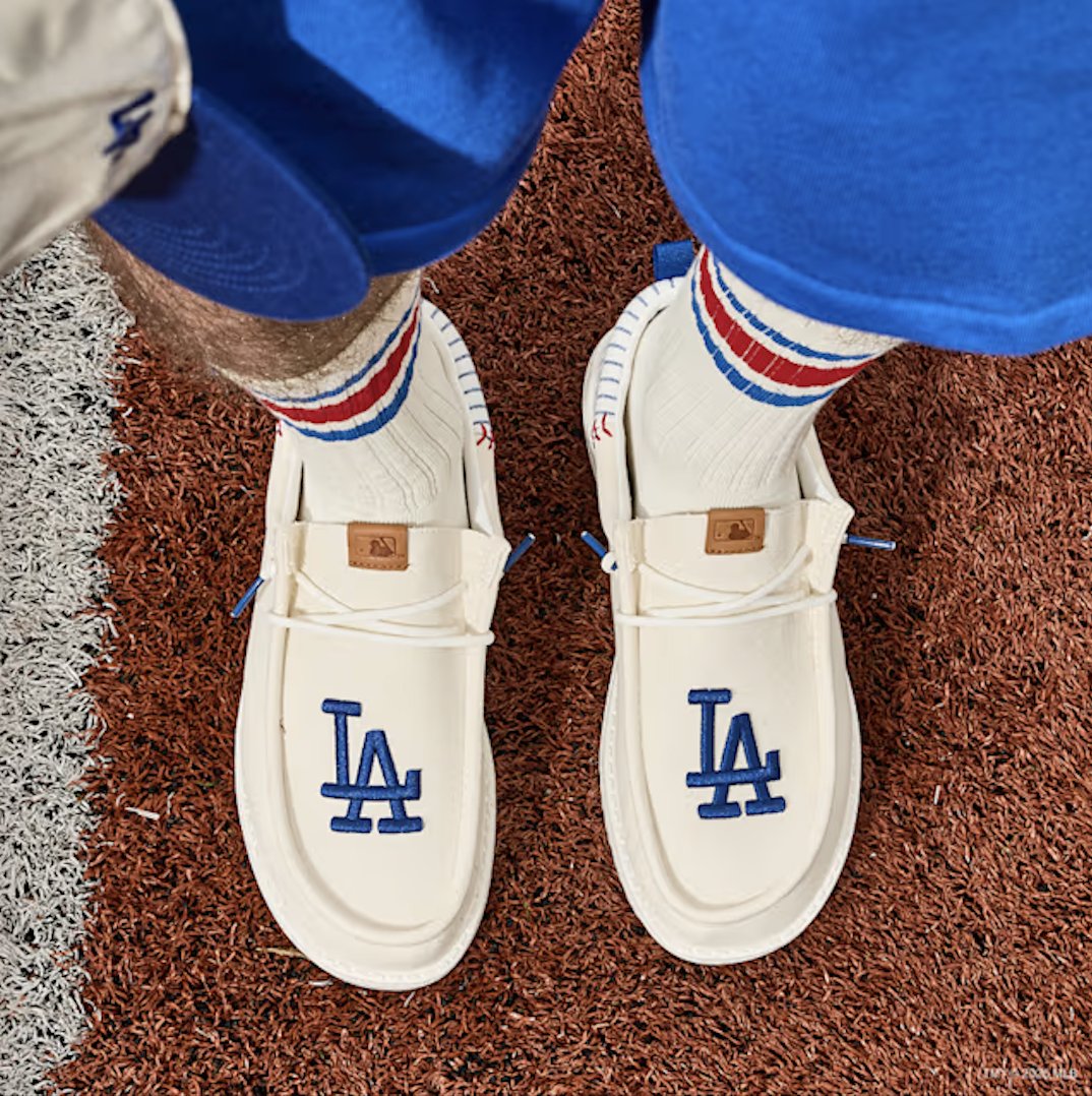 JustFreshKicks tweet media