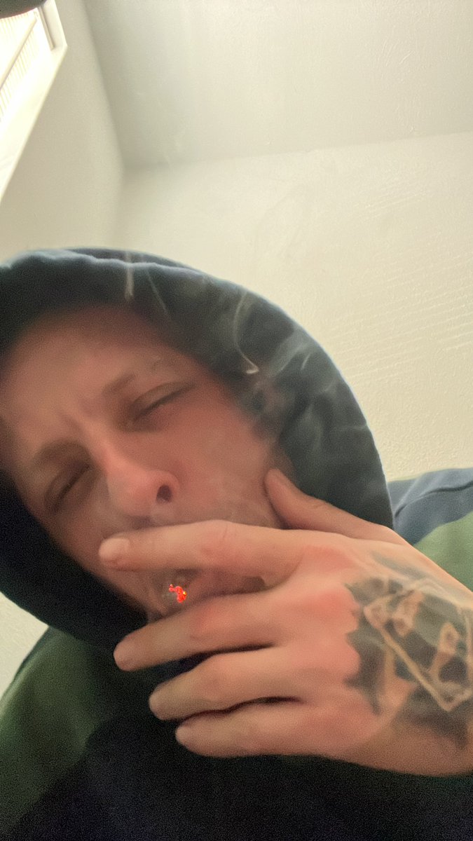 White Boi_AF tweet media