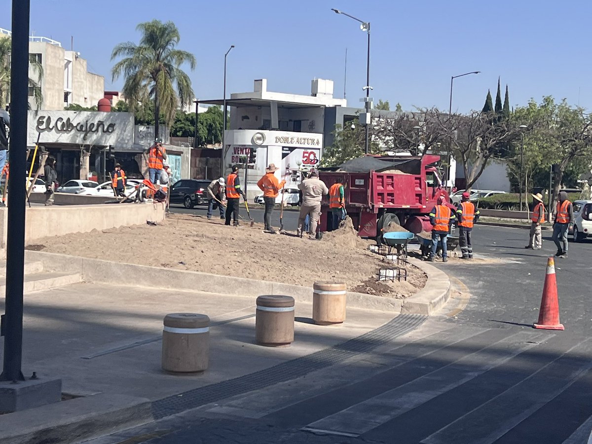 VaXzapopan's tweet photo. @PabloLemusN y tenemos explicación!, y justificación del súper ingenieraso @BadabunOficial DAVID ZAMORA #SIOP ¿porque nuevamente gastando el dinero de jalisciense en #LaMinerva recién inaugurada y ni tránsito en la zona @JaliscoVial @Trafico_ZMG @GobiernoJalisco @GuadalajaraGob https://t.co/otxU61dLb6