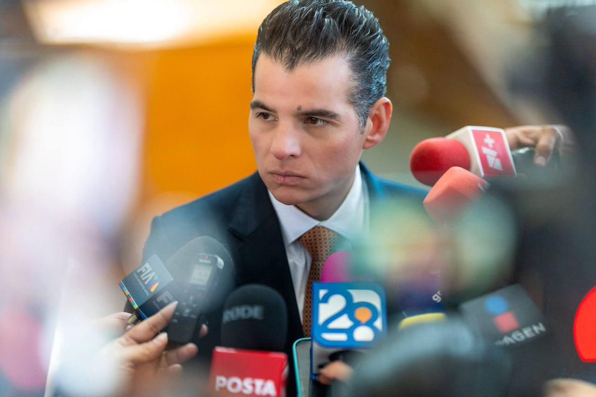 Personajes tweet media