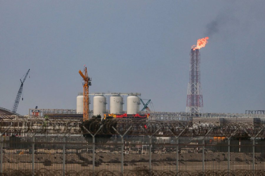 SoftWarNews's tweet photo. CEO Qatar Gas mengatakan:

Kami mengalami kerugian sebesar 20 miliar dolar AS di fasilitas yang kami bangun dengan biaya 26 miliar dolar AS dua tahun lalu.

Andai Qatar tidak mengizinkan Amerika menggunakan pangkalan dan wilayah udara untuk menyerang Iran, maka itu tidak akan terjadi.