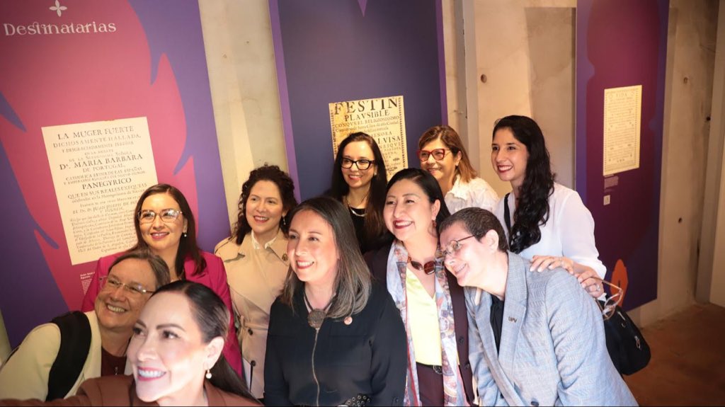 claudiasgomlop's tweet photo. Les invito a ser parte de la #FILUG68: a recorrer sus stands, dialogar en sus actividades académicas y disfrutar de la amplia oferta cultural que nos reúne en torno a los libros. 📚 https://t.co/GEqWBFF9pw
