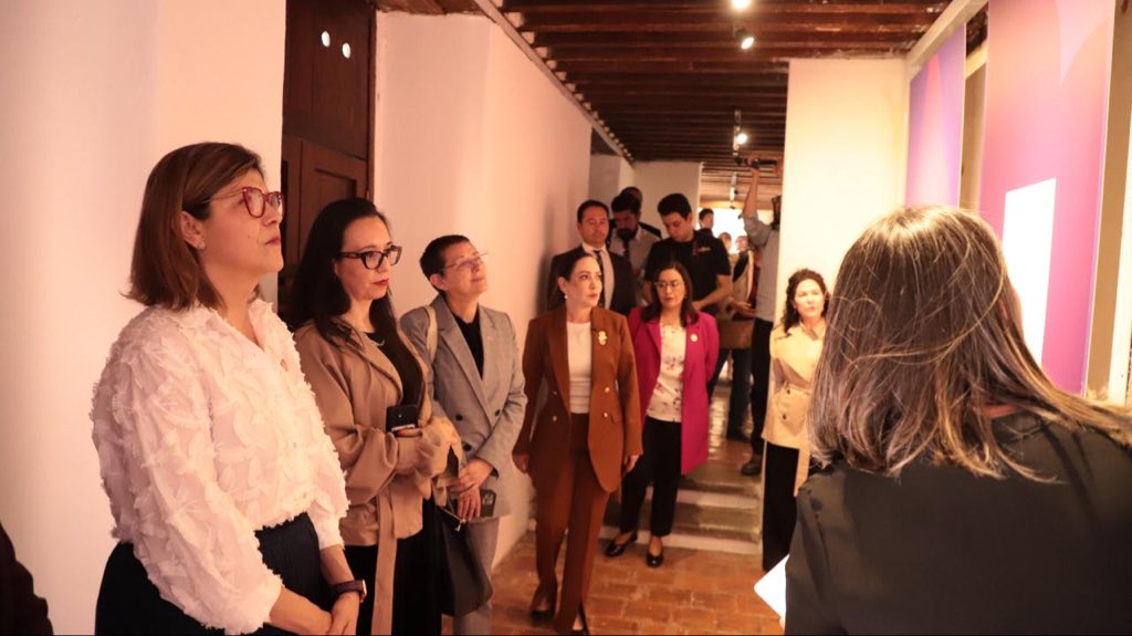 claudiasgomlop's tweet photo. Les invito a ser parte de la #FILUG68: a recorrer sus stands, dialogar en sus actividades académicas y disfrutar de la amplia oferta cultural que nos reúne en torno a los libros. 📚 https://t.co/GEqWBFF9pw
