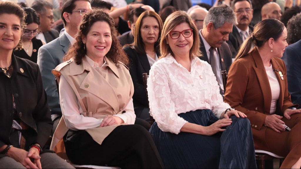 claudiasgomlop's tweet photo. Les invito a ser parte de la #FILUG68: a recorrer sus stands, dialogar en sus actividades académicas y disfrutar de la amplia oferta cultural que nos reúne en torno a los libros. 📚 https://t.co/GEqWBFF9pw