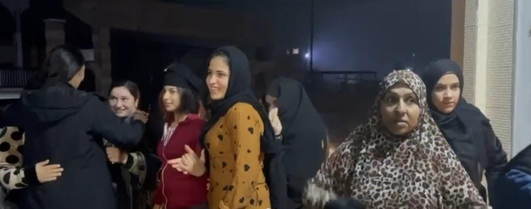 Judy20255's tweet photo. The Kurdish female fighters from the Women’s Protection Units (YPJ), who were filmed by the Damascus regime and Turkish mercenaries as “terrorists,” are now free among their people in the city of Al-Hasakah.

#SaveTheKurdsAct https://t.co/OKDXtIPtNB