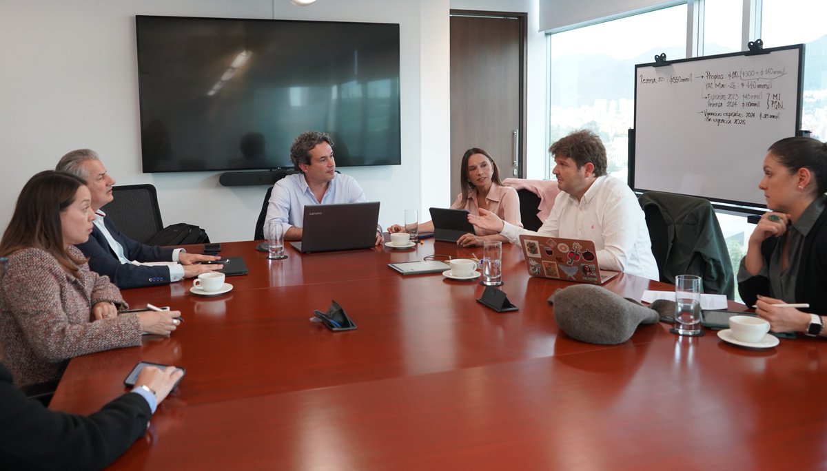 Constructivo encuentro entre director del <a href="/InviasOficial/">Invías</a>, Juan Guillermo Jiménez y María Consuelo Araújo, presidenta Ejecutiva de la CCI y sus equipos de trabajo. Fuentes alternativas de financiación de vías, proyecto de Dragado de Canal de Acceso al Puerto de Buenaventura, flujo