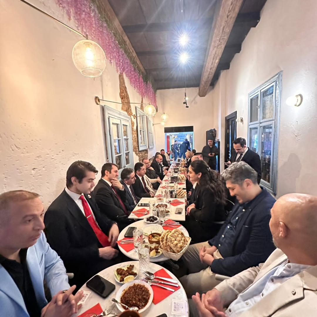 PotiadDernek's tweet photo. 18 Mart Çanakkale ile Galiçya Şehitlerini anma törenimizin ardından Krakow Hanedan Restoran'da Büyükelçimiz, Büyükelçilik mensuplarımız, Krakow Türkoloji Bölümü öğretmenleri ile dostlarımızın katıldığı iftarda buluştuk. 

İftar organizasyonumuza evsahipliği yapan Hanedan Restoran ve çalışanlarına teşekkür ederiz.

#KrakowdayaşayanTürkler #PolonyadakiTürkler #PolonyadayaşayanTürkler