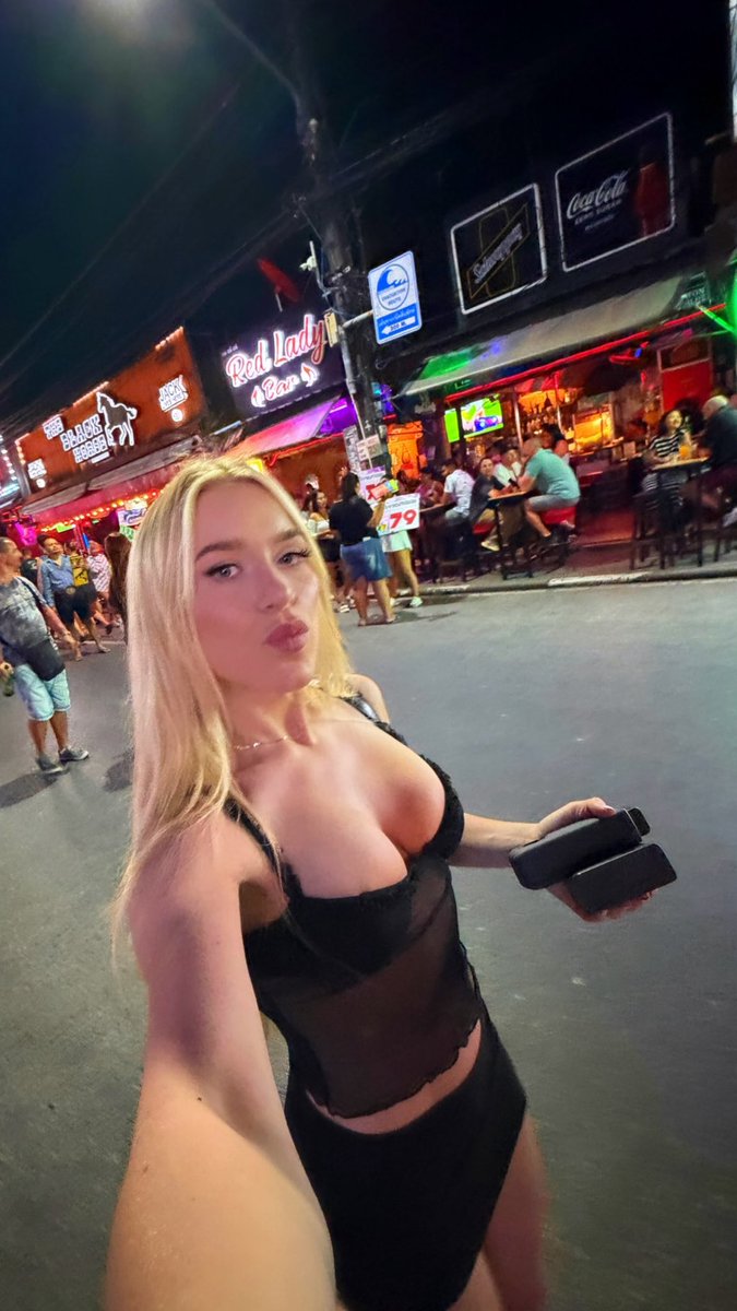 Elle Brooke 🥊 tweet media