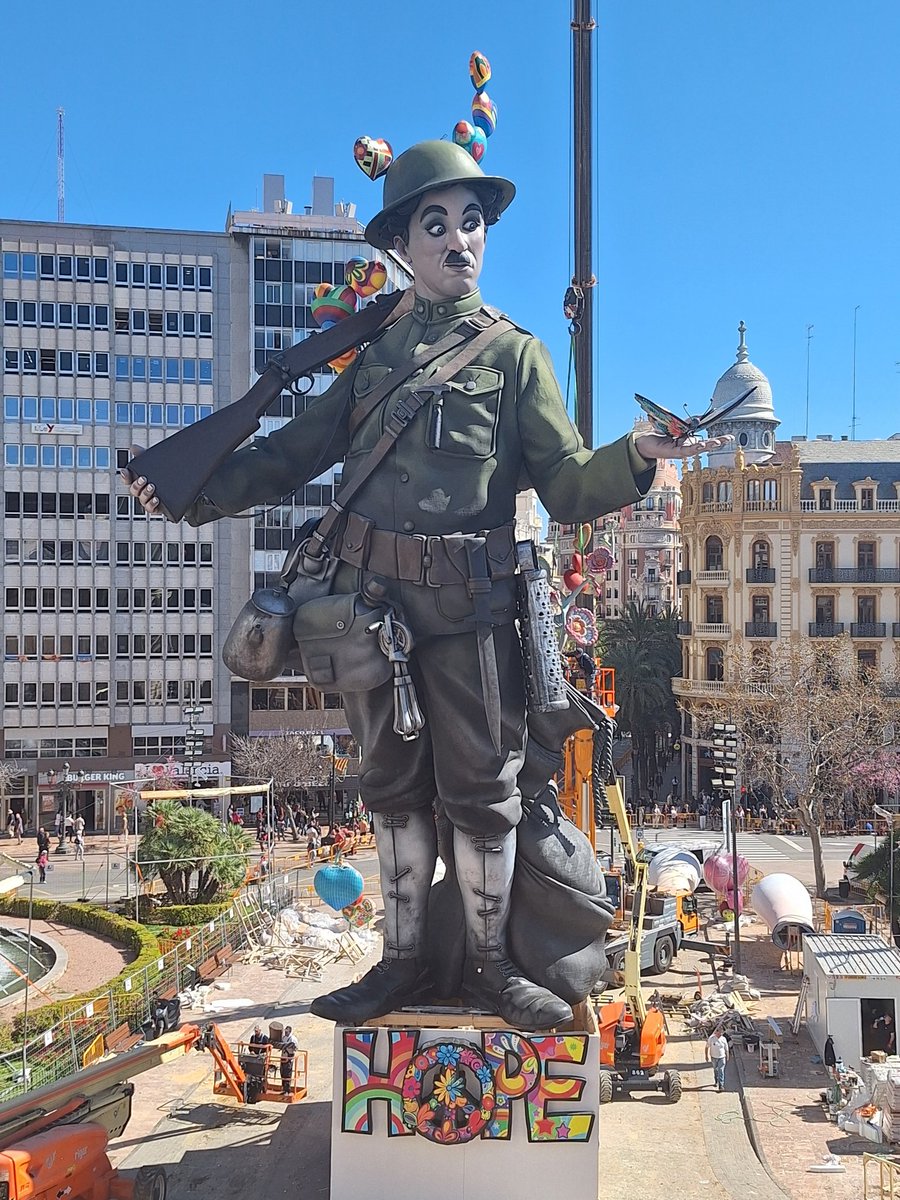 solrac13_'s tweet photo. Un Charles Chaplin que deja huella.
#Falles2026 https://t.co/HjWDaWSWiy