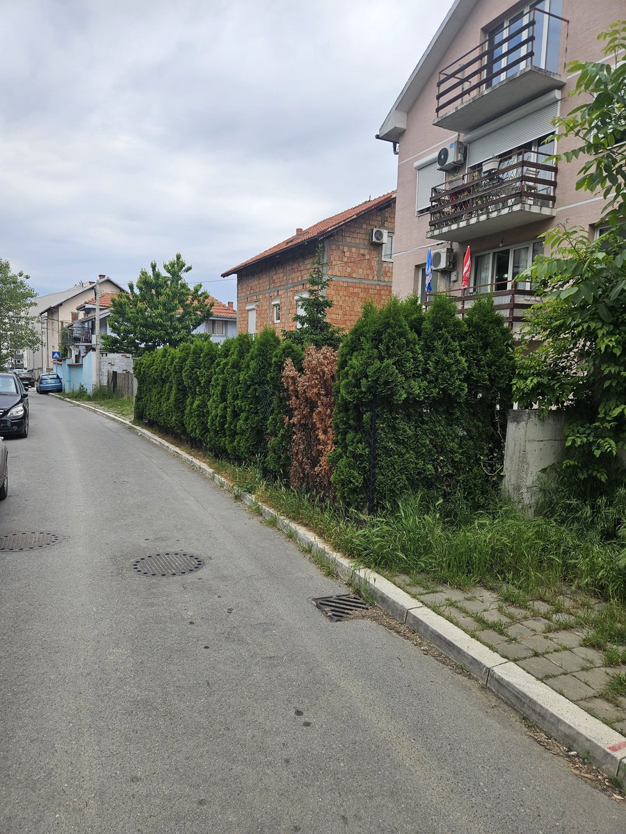 profesionalac_B's tweet photo. @Zvezdarko @prijavi_problem @sofranije Rešice kao sto su i ovaj problem u Mirijevu rešili...prijavljeno za 10godina bar 6 puta i nikada nisu na teren ni izasli...a čovek uzurpirao javnu površinu (majke sa kolicima silaze na put...jer je "boss" prisvojio trotoar! SRBISTAN https://t.co/m30Y1tJGyW