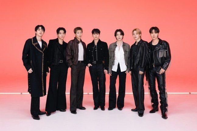BTS_INFO_13's tweet photo. VAMOS CON LAS TENDENCIAS 
ARMY, NO PUEDES PASAR DE LARGO SIN COMENTAR ✅💜

DIGAN QUIEN SU BIAS  DE BTS 🎶👉

ARIRANG OUT TODAY
SWIM OUT TODAY
RETURN OF THE KİNG 
BTS IS BACK
#BTS_ARIRANG https://t.co/4EXjCBDnTE