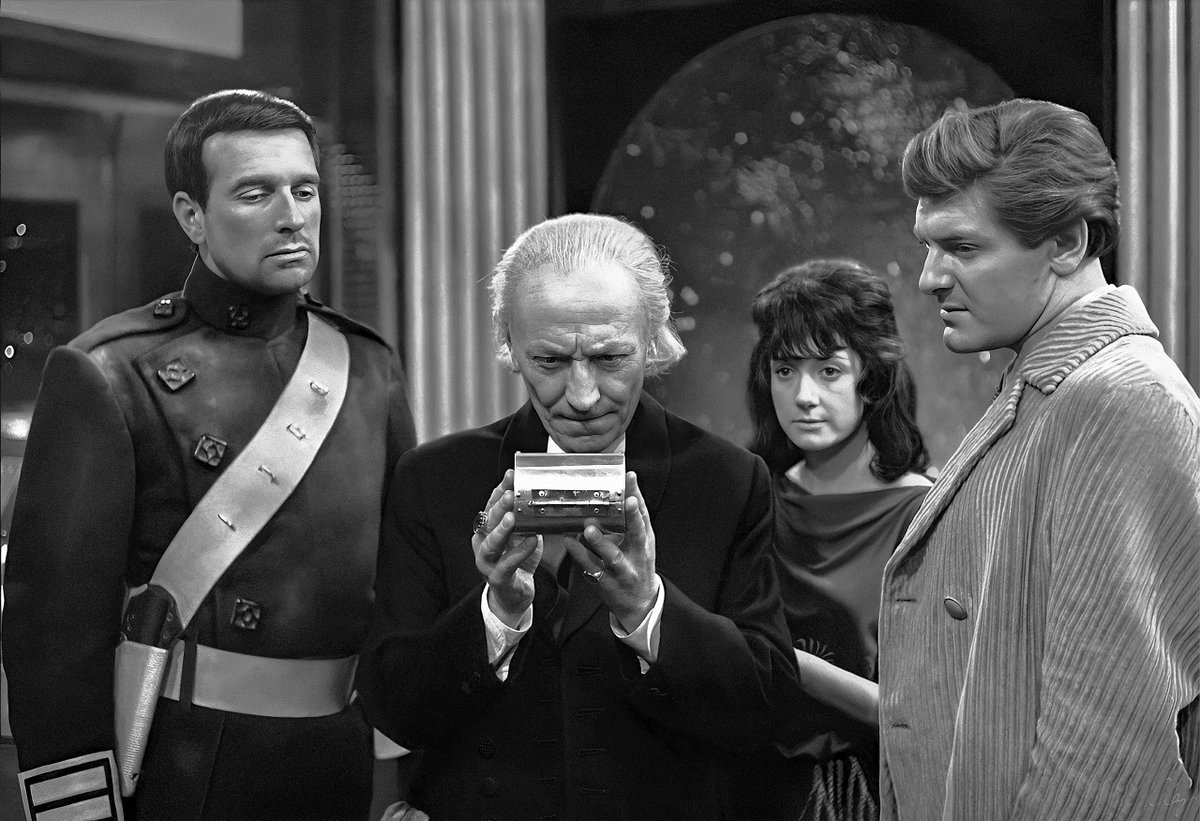 Zoe's feather boa 19K tweet media