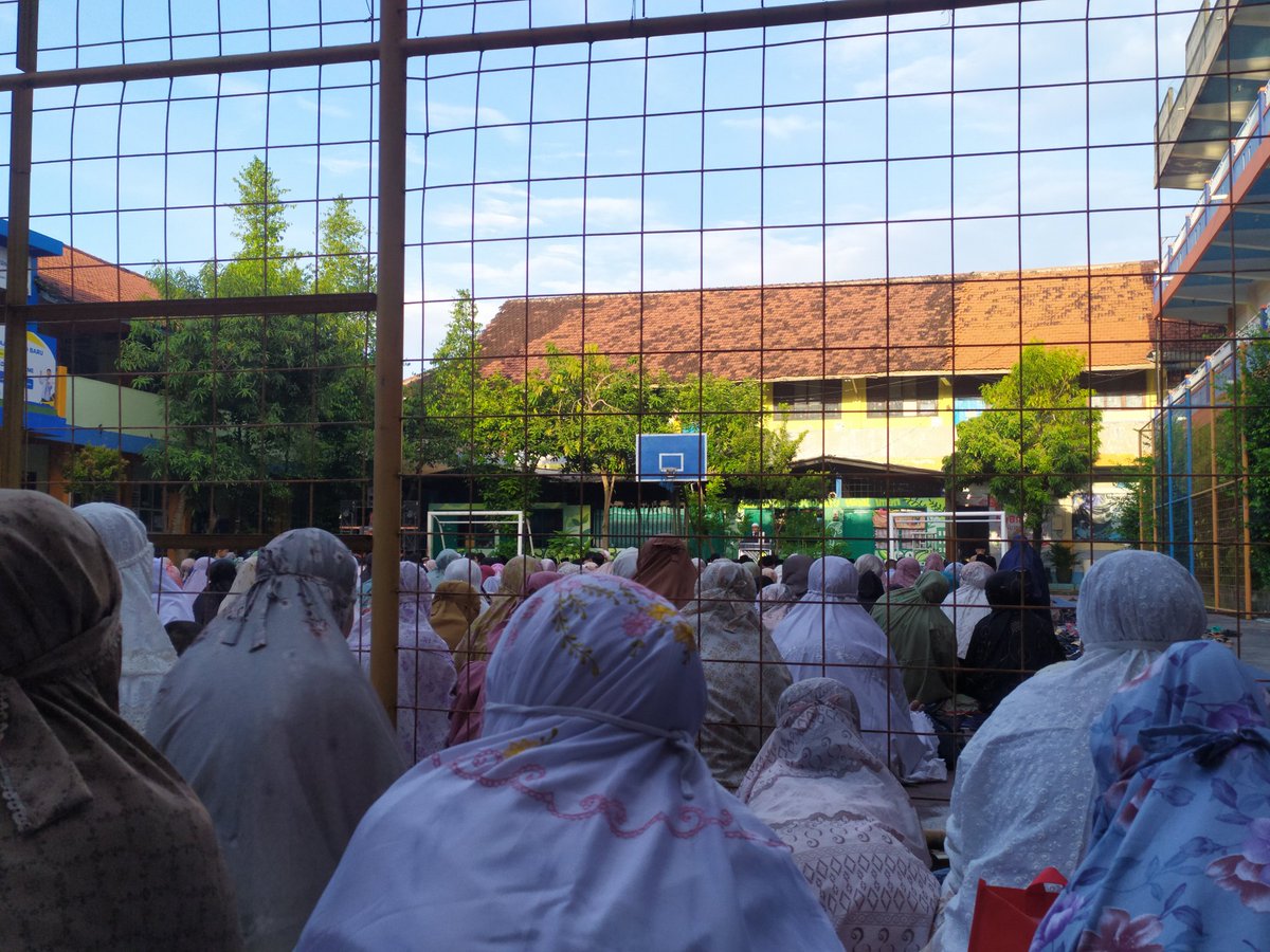 Ramadhan might be over, but the prayers don't stop! I quietly ask forgiveness from anyone I'may have hurt, intentionally or not. I’m praying that Allah heals the pains we don't talk about and answers the duas we keep to ourselves. You guys are in my thoughts, Eid Mubarak! 🌙✨