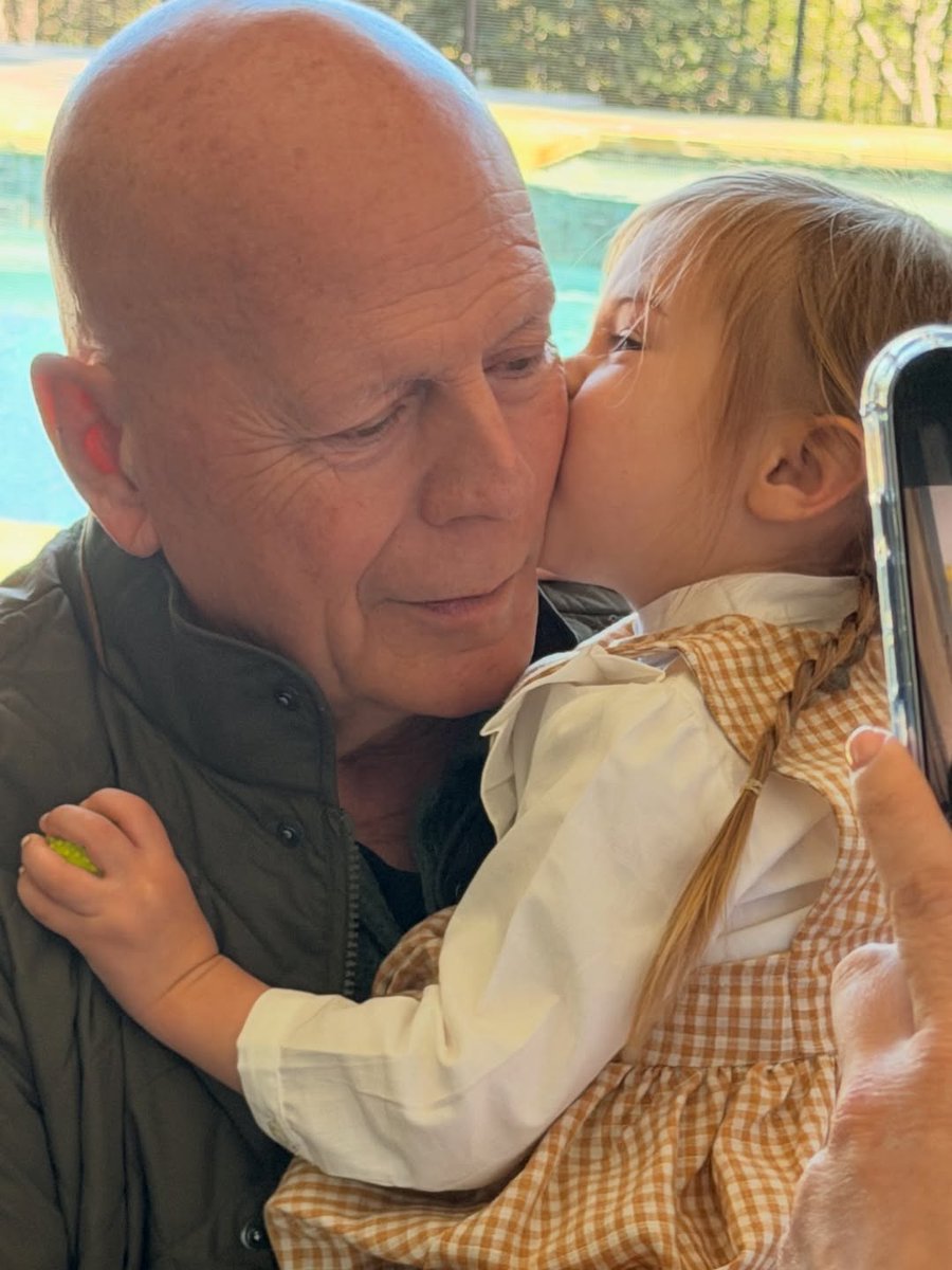 itsocine's tweet photo. ❤️📸 La actriz Demi Moore felicitó su 71 cumpleaños a Bruce Willis con dos emotivas fotografías y un mensaje:

🗣 "All you need is LOVE. Happy birthday, BW! 

♥️"#DemiMoore #BruceWillis #Amor #Hollywood #Love https://t.co/EAxRWXkMWQ