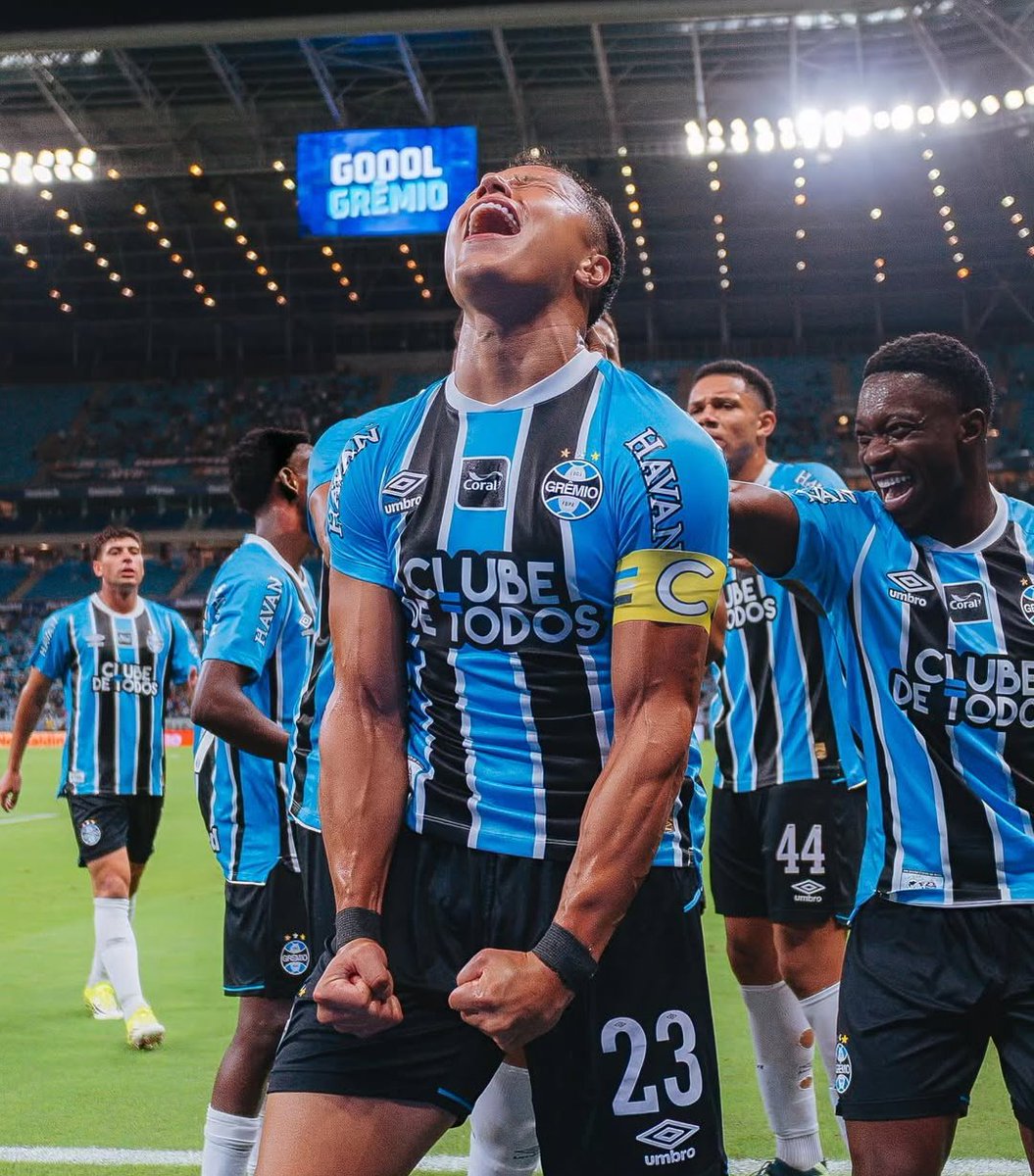 MARLON QUERIDO, GERAL ESTA CONTIGO!!!!!

sempre foi um de nós em campo, representando o Grêmio e sua torcida da melhor forma.

tua torcida te desejo melhor recuperação e que tu possa voltar logo, CAPITÃO!

🙏🏾😭