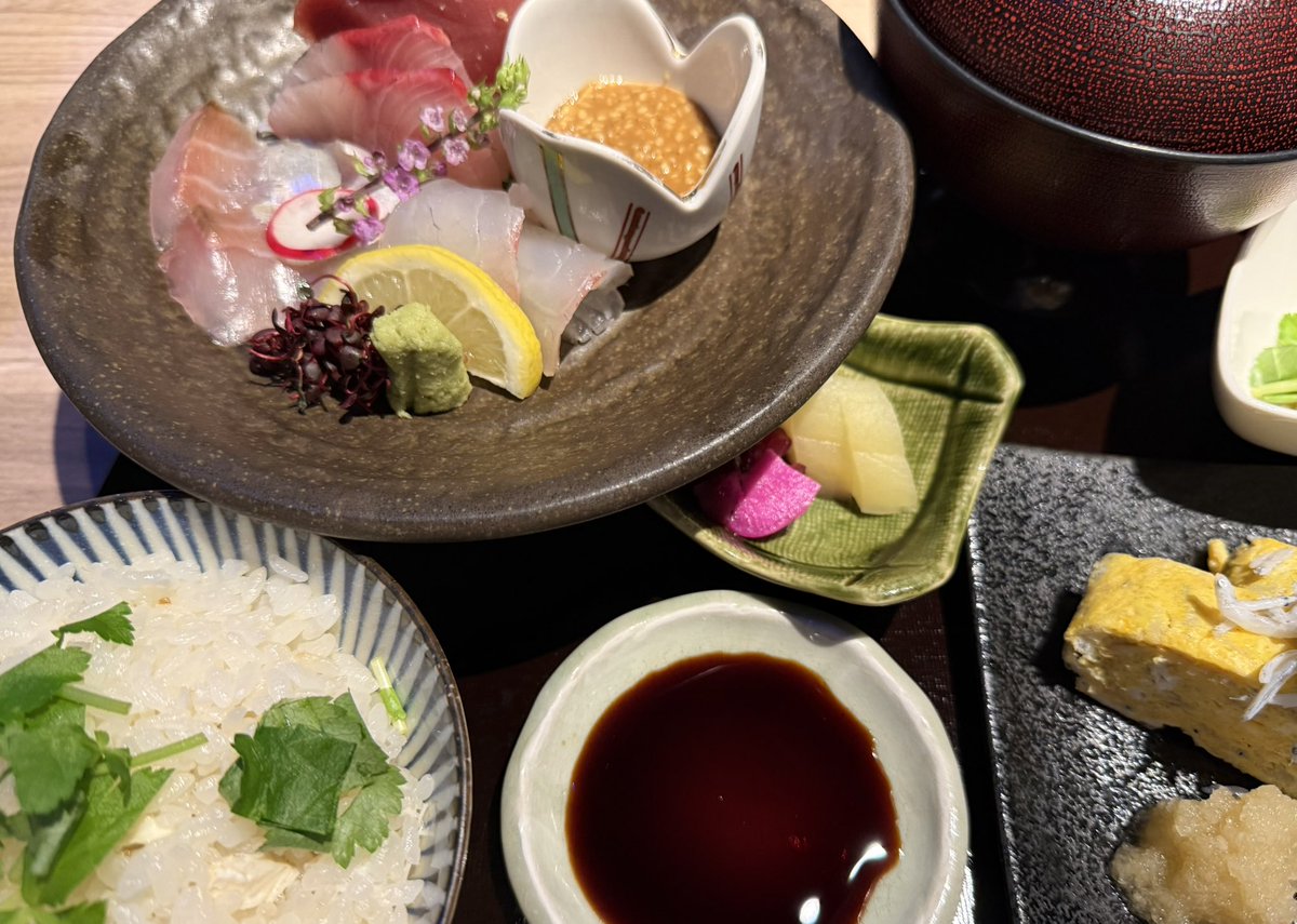 ランチは近大のお刺身
鯛のあら汁と
鯛飯が美味です
銀座コリドー街
スタッフの気配りも🥰