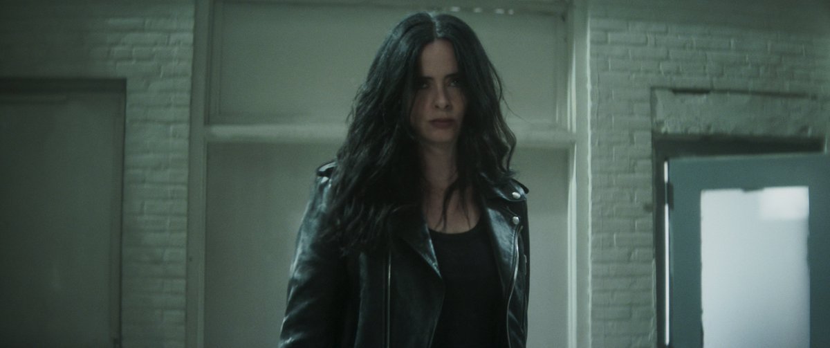 nacaomarvell's tweet photo. 🚨JÁ VIMOS A 2ª TEMPORADA DE DEMOLIDOR: RENASCIDO

É uma temporada brutal. É assim que ela começa e é assim que ela acaba. A tensão, ação e senso de perigo são intensos a cada episódio e só vai aumentando.

Matt Murdock é um absurdo. Wilson Fisk é avassalador. Poindexter é destruidor. Todo esse elenco, esses personagens, suas ações, as consequências delas, tudo é uma porrada na sua cara que você pede por mais (leia-se: pede pelo próximo episódio que só sai na próxima semana). Os personagens são levados ao limite o tempo INTEIRO. Ah, a Força-Tarefa Anti-Vigilante é extremamente perigosa, é identica ou mais perigosa que o ICE de Donald Trump. Os paralelos aqui são FORTES. 

Eu sei que vocês vão perguntar e eu já irei responder: SIM. Essa season é a MELHOR de qualquer série do demolidor. Essa temporada sobe o nível, sobe o sarrafo. Vocês malemá vão lembrar da primeira temporada. 

Se deliciem, se surpreendam e vejam uma EXCELENTE TEMPORADA DO DEMÔNIO DE HELL'S KITCHEN.

DAREDEVIL: BORN AGAIN EM 24 DE MARÇO NO DISNEY PLUS