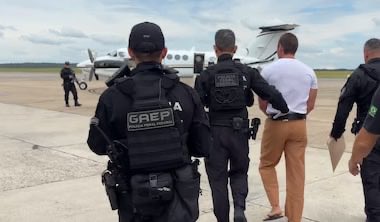 A delação mais explosiva está prestes a acontecer.
Quem são os principais alvos a serem expostos nessa delação? Todos aqueles que condenaram <a href="/jairbolsonaro/">Jair M. Bolsonaro</a> .
E quem está preso e não está nem um pouco preocupado com essa delação? O próprio Jair Bolsonaro.

Bem-vindos à “democracia