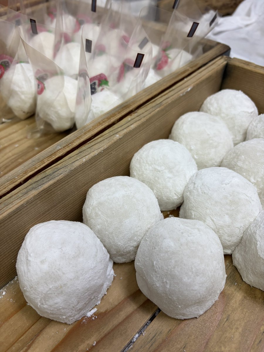 okiya1961's tweet photo. おはようございます😊

今日は【お彼岸のお中日】🌸

沢山のお菓子をご用意するべく
早朝から夫婦揃って
張り切って働いております💪

お墓参りに
家族や親戚、ご友人との団欒に
少し早いお花見に🌸

おはぎは如何でしょう？

#おはぎ
#彼岸
#彼岸中日 https://t.co/1Hf1kiBjrT