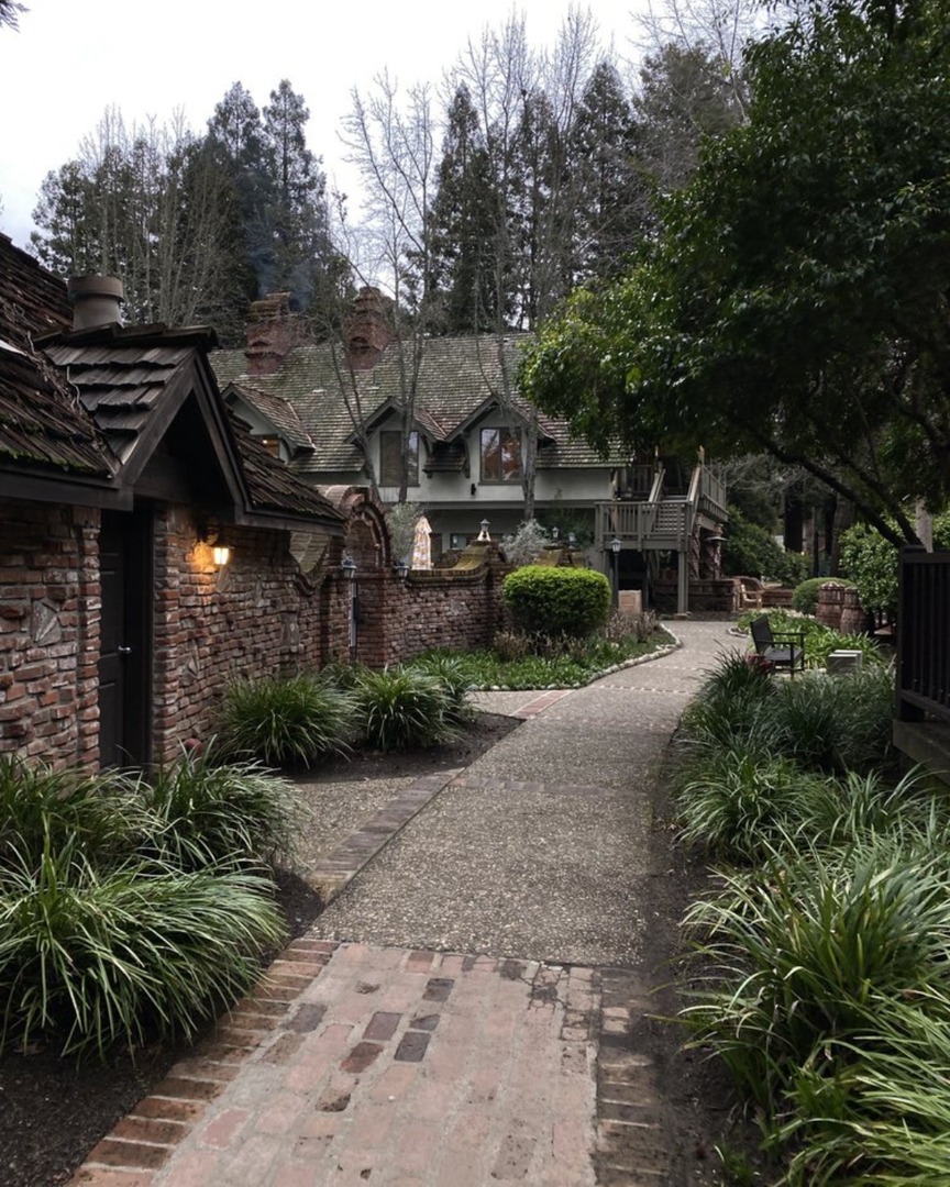 StHelenaCA's tweet photo. At Harvest Inn, you’re tucked right alongside the vines, with morning light filtering through vineyard rows, fireplaces still flickering in the evenings, and gardens beginning to bloom again. It’s that in-between season that feels especially peaceful.

https://t.co/eUo3jdI00m https://t.co/R1hBzV0mZQ