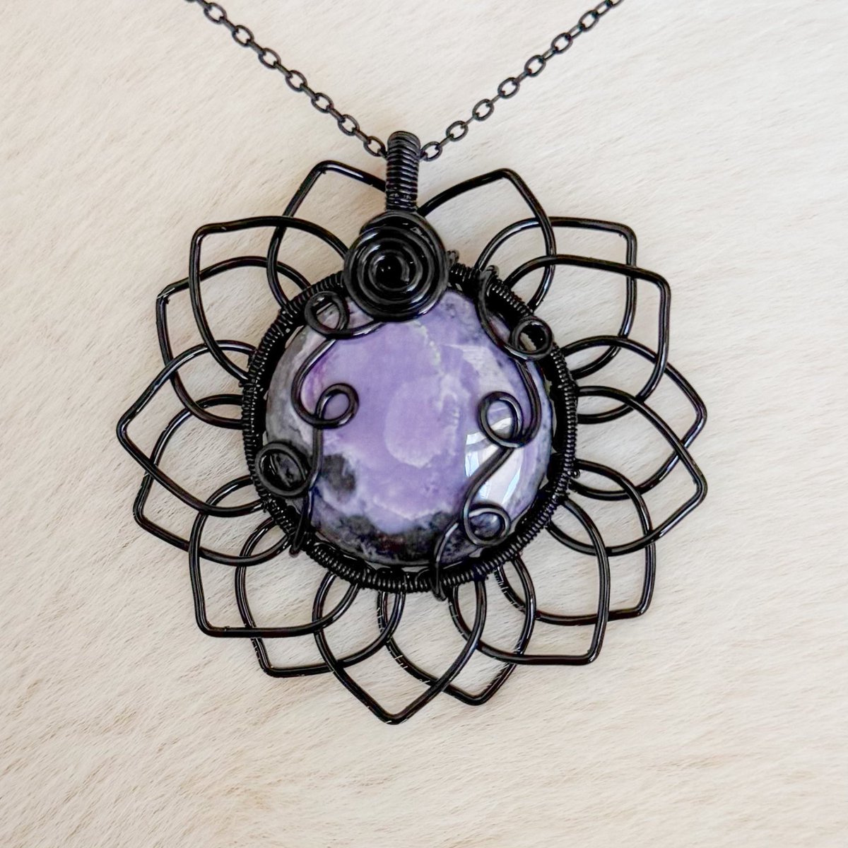 The porcelain jasper sun pendant literally looks like a galaxy 🌌 and the charoite sunflower is the best shade of purple 💜🖤

set an alarm for 8pm eastern time!! You wanna get there right on time so you don’t miss out on any pendants!!