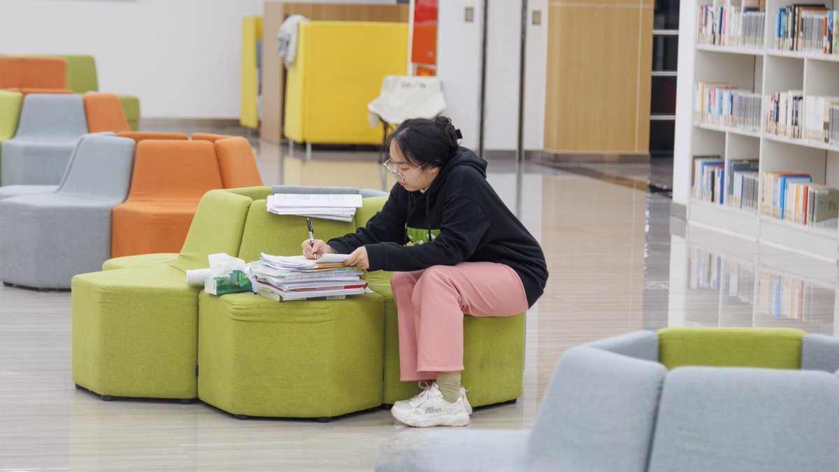 hongos's tweet image. When your office intern mistakes "team huddle" for "team cuddle" and brings blankets… Now we’re too cozy to focus  #WorkHumans