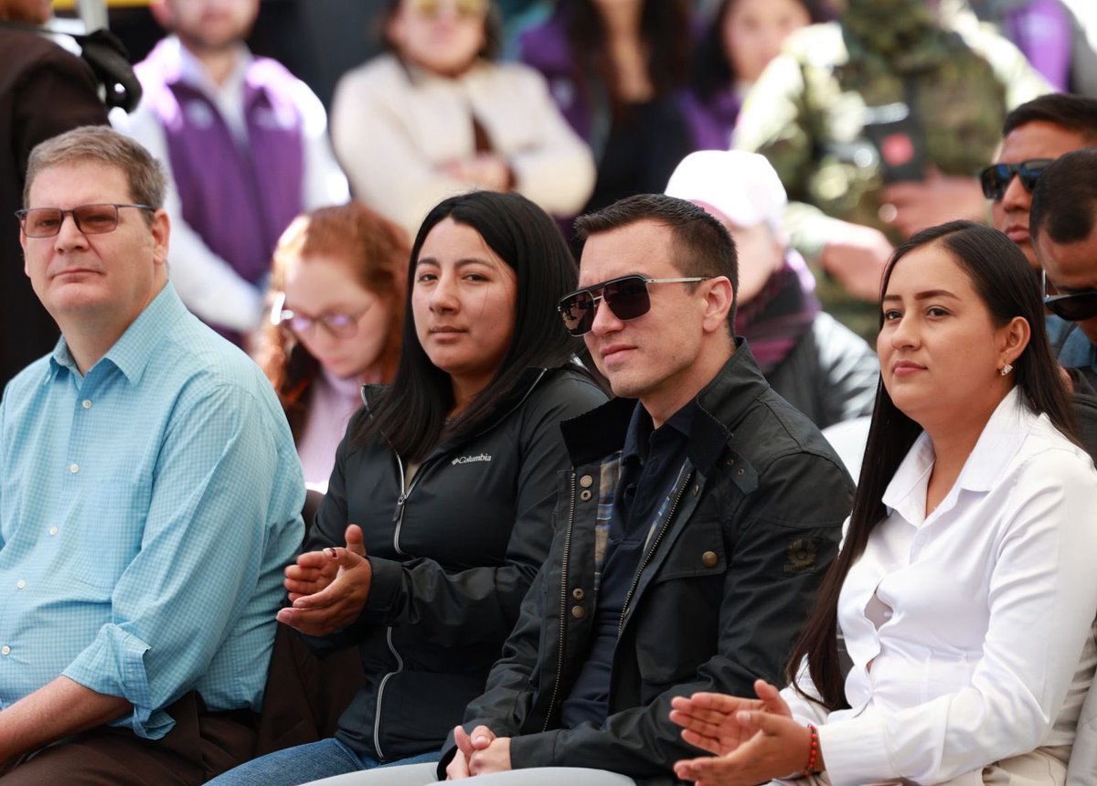 EL PRESIDENTE NOBOA PONE EN MARCHA UNA OBRA CLAVE QUE CONECTA AL ECUADOR Y ACTIVA SU DESARROLLO

Hoy el Ecuador da un paso firme hacia adelante.

La rehabilitación de la vía Cuenca–Molleturo–El Empalme no es solo una obra de infraestructura, es una decisión clara de hacia dónde