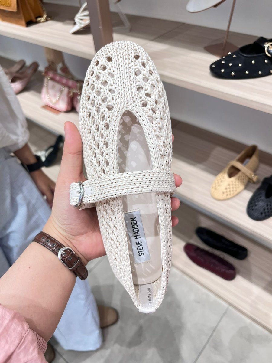 lanadeyyr's tweet photo. Guys ada yg preloved in flatshoes steve medden yang ini ga?
Uk 39/40, kalo ada tawarin aku plis https://t.co/EIcCOlQOwN