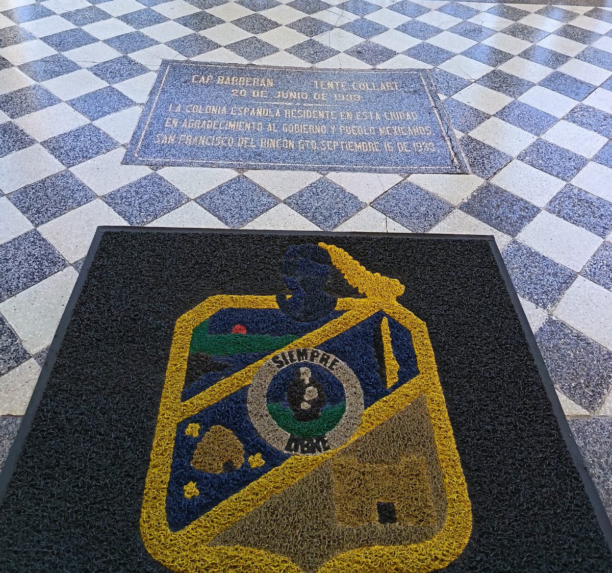 LicUgalde1's tweet photo. Hoy me tocó andar por San Francisco del Rincón, un lugar que me trae muchos recuerdos.

Hace más de 10 años ya recorríamos estas calles, trabajando con compromiso por la seguridad y el bienestar de la gente. https://t.co/I0lEhEiqxn