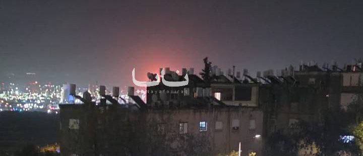 🚨🖤🇮🇷🚀🚫🇮🇱 Columnas de fuego se elevan desde el centro de Karmiel en Israel después de que un misil iraní lo alcanzara.