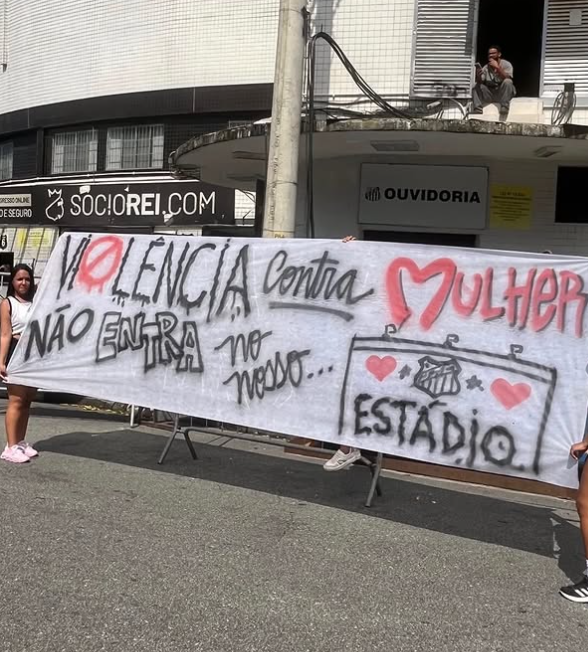 O Bonde Feminino da Sangue Jovem fez essa faixa no DOMINGO...

 pra na QUINTA o seu clube apresentar um jack.