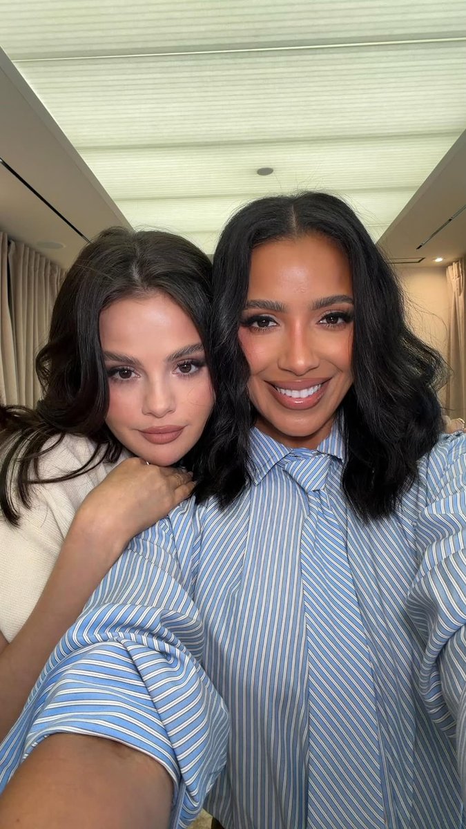 A mulher mais linda do mundo!

Selena Gomez com influenciadoras no escritório da Rare Beauty recentemente.
